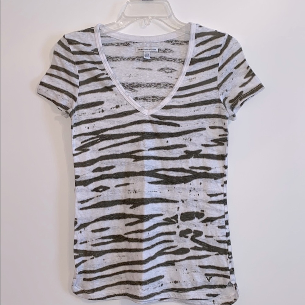 American Eagle women’s medium v neck tee
